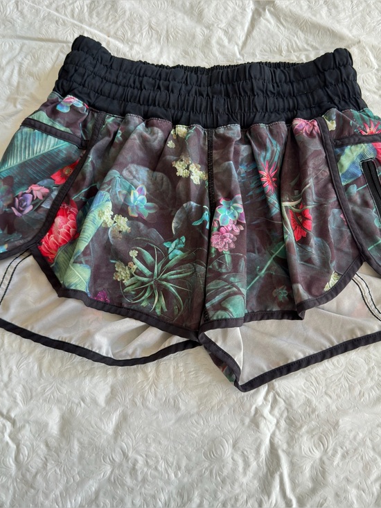 lululemon athletica Pants - Lululemon Vintage Floral Running Shorts Size 6 Lined